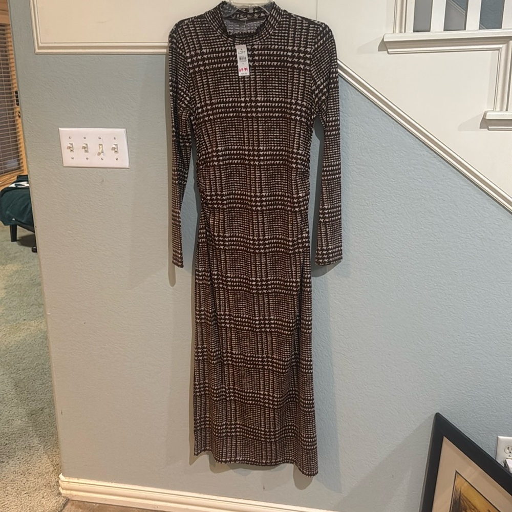 Brand new with tags, brown loft dress, fitted with gathers on the side.